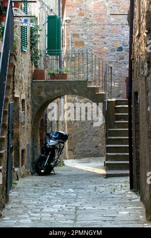Grosseto, Italie, 07-20-2010. Un scooter est garé dans l'allée étroite. Banque D'Images