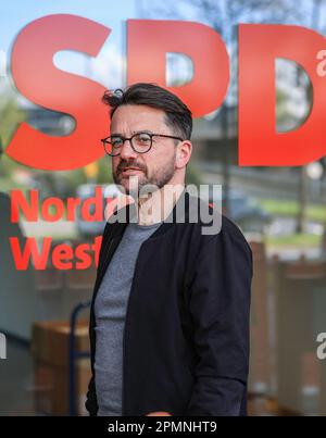 Düsseldorf, Allemagne. 14th avril 2023. Thomas Kutschay, ancien président du SPD, va au siège du parti. Les principaux dirigeants du SPD Rhénanie-du-Nord-Westphalie se sont réunis à Düsseldorf pour discuter d'une réorganisation. La raison en est le vide de leadership qui a suivi le retrait de l'ancien chef de l'opposition Thomas Kutschay. Credit: Oliver Berg/dpa/Alay Live News Banque D'Images