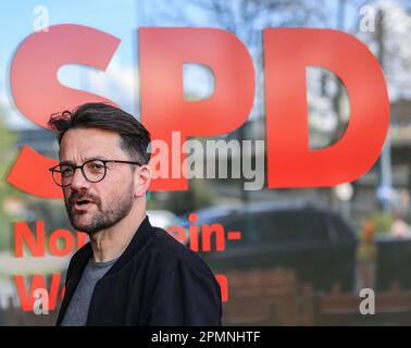 Düsseldorf, Allemagne. 14th avril 2023. Thomas Kutschay, ancien président du SPD, va au siège du parti. Les principaux dirigeants du SPD Rhénanie-du-Nord-Westphalie se sont réunis à Düsseldorf pour discuter d'une réorganisation. La raison en est le vide de leadership qui a suivi le retrait de l'ancien chef de l'opposition Thomas Kutschay. Credit: Oliver Berg/dpa/Alay Live News Banque D'Images
