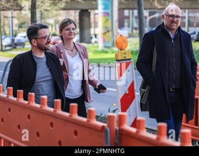 Düsseldorf, Allemagne. 14th avril 2023. Thomas Kutschay (l), ancien président du SPD, arrive au siège du parti avec Sarah Philipp (m), membre du Parlement de l'État, et Sören Link, maire de Duisburg (r). Les principaux dirigeants du SPD Rhénanie-du-Nord-Westphalie se sont réunis à Düsseldorf pour discuter d'une nouvelle composition du parti. La raison en est le vide de leadership qui a suivi le retrait du précédent chef de l'opposition Thomas Kutschay. Credit: Oliver Berg/dpa/Alay Live News Banque D'Images