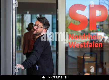 Düsseldorf, Allemagne. 14th avril 2023. Thomas Kutschay, ancien président du SPD, va au siège du parti. Les principaux dirigeants du SPD Rhénanie-du-Nord-Westphalie se sont réunis à Düsseldorf pour discuter d'une nouvelle composition du parti. La raison en est le vide de leadership après le retrait de l'ancien chef de l'opposition Thomas Kutschay. Credit: Oliver Berg/dpa/Alay Live News Banque D'Images