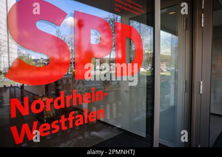 Düsseldorf, Allemagne. 14th avril 2023. Le logo du SPD est accroché à l'entrée du siège social du parti. Les principaux dirigeants du SPD Rhénanie-du-Nord-Westphalie se sont réunis à Düsseldorf pour discuter d'une réorganisation. La raison de cette rencontre est le vide de leadership qui a suivi le retrait du chef de l'opposition Thomas Kutschay. Credit: Oliver Berg/dpa/Alay Live News Banque D'Images