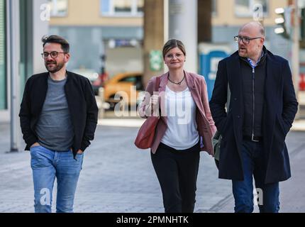 Düsseldorf, Allemagne. 14th avril 2023. Thomas Kutschay (l), ancien président du SPD, arrive au siège du parti avec Sarah Philipp (m), membre du Parlement de l'État, et Sören Link, maire de Duisburg (r). Les principaux dirigeants du SPD Rhénanie-du-Nord-Westphalie se sont réunis à Düsseldorf pour une réunion sur une nouvelle composition. La raison en est le vide de leadership qui a suivi le retrait du précédent chef de l'opposition Thomas Kutschay. Credit: Oliver Berg/dpa/Alay Live News Banque D'Images