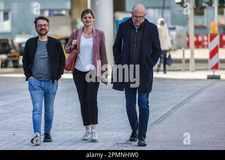 Düsseldorf, Allemagne. 14th avril 2023. Thomas Kutschay (l), ancien président du SPD, arrive au siège du parti avec Sarah Philipp (m), membre du Parlement de l'État, et Sören Link, maire de Duisburg (r). Les principaux dirigeants du SPD Rhénanie-du-Nord-Westphalie se sont réunis à Düsseldorf pour discuter d'une nouvelle composition du parti. La raison en est le vide de leadership qui a suivi le retrait du précédent chef de l'opposition Thomas Kutschay. Credit: Oliver Berg/dpa/Alay Live News Banque D'Images