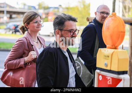 Düsseldorf, Allemagne. 14th avril 2023. Thomas Kutschay (m), ancien président du SPD, arrive au siège du parti avec Sarah Philipp (l), membre du Parlement de l'État, et Sören Link, maire de Duisburg (r). Les principaux dirigeants du SPD Rhénanie-du-Nord-Westphalie se sont réunis à Düsseldorf pour discuter d'une nouvelle composition du parti. La raison en est le vide de leadership qui a suivi le retrait du précédent chef de l'opposition Thomas Kutschay. Credit: Oliver Berg/dpa/Alay Live News Banque D'Images