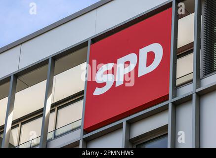 Düsseldorf, Allemagne. 14th avril 2023. Le logo du SPD est accroché au siège social du parti. Les principaux dirigeants du SPD Rhénanie-du-Nord-Westphalie se sont réunis à Düsseldorf pour discuter d'une réorganisation. La raison de cette rencontre est le vide de leadership qui a suivi le retrait du chef de l'opposition Thomas Kutschay. Credit: Oliver Berg/dpa/Alay Live News Banque D'Images