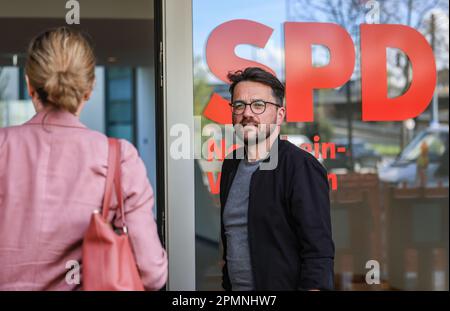 Düsseldorf, Allemagne. 14th avril 2023. Thomas Kutschay, ancien président du SPD, va au siège du parti. Les principaux dirigeants du SPD Rhénanie-du-Nord-Westphalie se sont réunis à Düsseldorf pour discuter d'une réorganisation. La raison en est le vide de leadership qui a suivi le retrait de l'ancien chef de l'opposition Thomas Kutschay. Credit: Oliver Berg/dpa/Alay Live News Banque D'Images