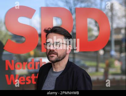 Düsseldorf, Allemagne. 14th avril 2023. Thomas Kutschay, ancien président du SPD, va au siège du parti. Les principaux dirigeants du SPD Rhénanie-du-Nord-Westphalie se sont réunis à Düsseldorf pour discuter d'une réorganisation. La raison en est le vide de leadership qui a suivi le retrait de l'ancien chef de l'opposition Thomas Kutschay. Credit: Oliver Berg/dpa/Alay Live News Banque D'Images
