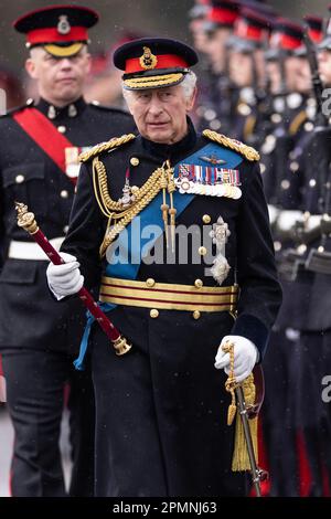 Le roi Charles III inspecte les cadets de l'officier lors de la parade de Sovereign de 200th à l'Académie militaire royale de Sandhurst (RMA) à Camberley. Date de la photo: Vendredi 14 avril 2023. Banque D'Images