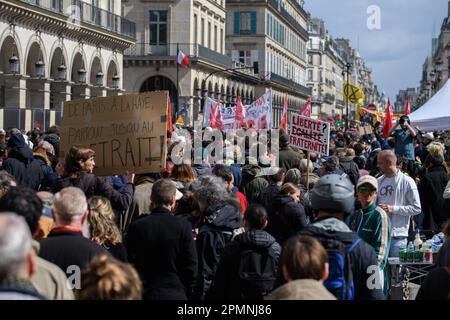 Julien Mattia / le Pictorium - 12th journée de mobilisation contre la réforme des retraites à Paris, 13 avril 2023 - 14/4/2023 - France / Paris / Paris - une foule énorme sur la rue de Rivoli lors de la mobilisation contre la réforme des retraites, à Paris, le 13 avril. Banque D'Images