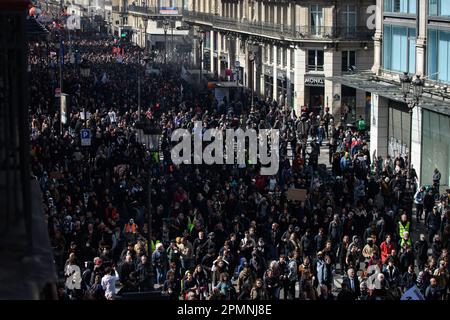 Julien Mattia / le Pictorium - 12th journée de mobilisation contre la réforme des retraites à Paris, 13 avril 2023 - 14/4/2023 - France / Paris / Paris - une foule énorme sur la rue de Rivoli lors de la mobilisation contre la réforme des retraites, à Paris, le 13 avril. Banque D'Images