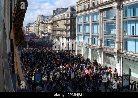 Julien Mattia / le Pictorium - 12th journée de mobilisation contre la réforme des retraites à Paris, 13 avril 2023 - 14/4/2023 - France / Paris / Paris - une foule énorme sur la rue de Rivoli lors de la mobilisation contre la réforme des retraites, à Paris, le 13 avril. Banque D'Images