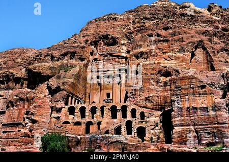 Urne Tomb (la Cour), Tomb Petra ville Nabataean caravane-ville façades découpées en roche Jordanie grès sculpté désert de roche. Banque D'Images