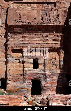 La tombe en soie des tombeaux royaux de Petra ville de Nabataean caravane-ville façades découpées en roche Jordan grès sculpté désert de roche. Banque D'Images