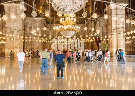 Personnes / touristes explorant et visitant l'intérieur de la mosquée Muhammad Ali à la Citadelle du Caire / Citadelle Saladin au Caire, Egypte Banque D'Images