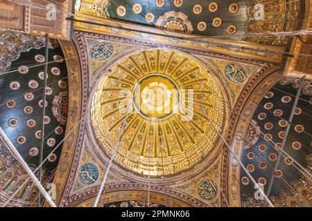 Le plafond décoré orné à l'intérieur de la mosquée Muhammad Ali au Caire, en Égypte Banque D'Images