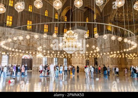 Personnes / touristes explorant et visitant l'intérieur de la mosquée Muhammad Ali à la Citadelle du Caire / Citadelle Saladin au Caire, Egypte Banque D'Images