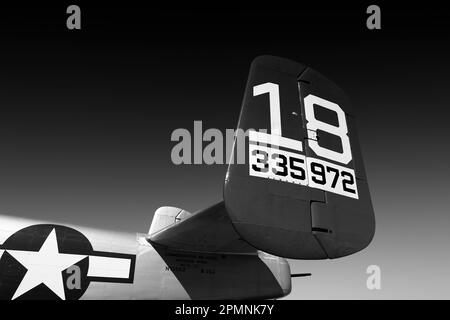 La queue d'un bombardier B-25 Mitchell, appartenant à la Commemorative Air Force, au tonnerre de 2023 et à la foudre au-dessus de l'Arizona à Tucson, Arizona. Banque D'Images