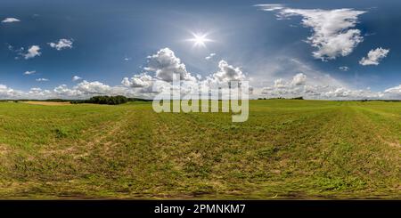 Vue panoramique à 360° de vue panoramique 360 hdri transparente dans le champ agricole avec soleil et nuages dans le ciel couvert en projection sphérique équirectangulaire, prête à l'emploi comme