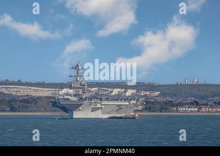 USS Gerald Ford à l'ancre dans la baie de Stokes près de Portsmouth lors d'une visite au Royaume-Uni. Banque D'Images