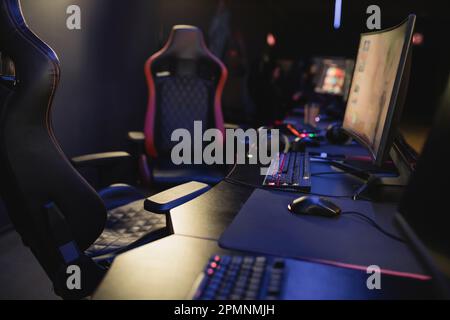 Moniteurs d'ordinateur et claviers sur la table dans le club de jeu, image de stock Banque D'Images