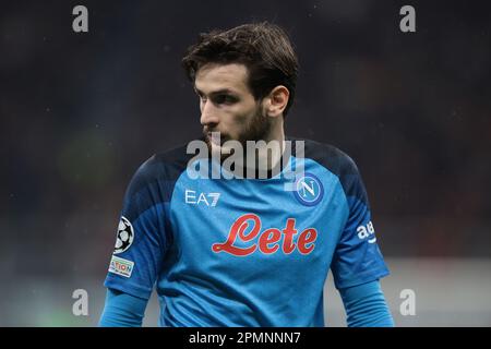 Milan, Italie. 12th avril 2023. Khvicha Kvaratskhelia de SSC Napoli regarde à travers son épaule lors du match de la Ligue des champions de l'UEFA à Giuseppe Meazza, Milan. Crédit photo à lire: Jonathan Moscrop/Sportimage crédit: Sportimage/Alay Live News Banque D'Images