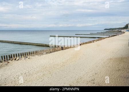 Svetlogorsk, région de Kaliningrad, Russie - 30 septembre 2021 : vue sur la plage de la mer Baltique à Svetlogorsk à l'automne Banque D'Images