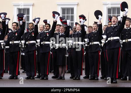 Les cadets de l'officier font trois acclamations au roi Charles III lors de la Parade Sovereign de 200th à l'Académie militaire royale de Sandhurst (RMA) à Camberley. Date de la photo: Vendredi 14 avril 2023. Banque D'Images