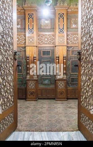 L'enceinte en bois zarib d'Ali Abu Shubbak à la mosquée Al-Rifai au Caire, Egypte Banque D'Images