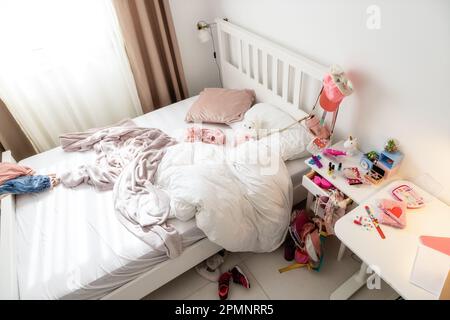 désordre après avoir joué dans la chambre de fille. étaler le lit Banque D'Images