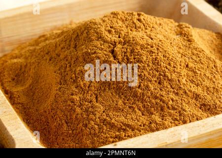 Poudre de curcuma dans un bol en bois Banque D'Images