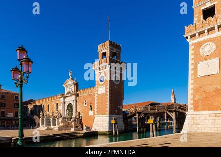 Entrée principale (Porta Magna) de l'arsenal vénitien (chantiers navals médiévaux et armureries) dans le quartier du Castello ; Venise, Italie Banque D'Images