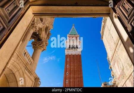 Vue du Campanile Saint-Marc à travers une arche rectangulaire au Palais des Doges sur la Piazza San Marco ; Vénétie, Venise, Italie Banque D'Images