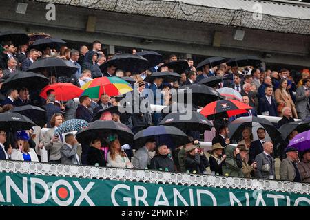 Les Racegoers se rangent à l'abri de la pluie lors du grand festival national de Randox 2023 Ladies Day à l'hippodrome d'Aintree, Liverpool, Royaume-Uni, 14th avril 2023 (photo de Conor Molloy/News Images) Banque D'Images