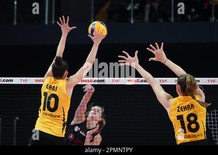 ISTANBUL, TURKIYE - 27 NOVEMBRE 2022 : Gabriela Guimaraes et Zehra Gunes en action pendant le match de Vakifbank contre Turk Hava Yollari Turkish Sultans League Banque D'Images