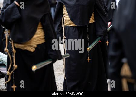 Les pénitents catholiques portent une simple croix et rosaire d'une ceinture de corde lors d'une procession du Vendredi Saint Église majeure de Marie à la semaine Sainte ou Santa Semana, 6 avril 2023 à Ronda, Espagne. Ronda, établie pour la première fois au 6th siècle avant Jésus-Christ, organise des processions de la semaine Sainte depuis plus de 500 ans. Crédit : Richard Ellis/Richard Ellis/Alay Live News Banque D'Images