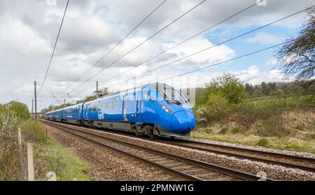 Le nouveau train électrique Lumo Azuma opérant sur la ligne principale de la côte est, en Angleterre, au Royaume-Uni. Banque D'Images