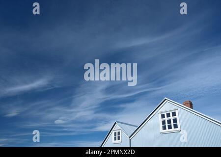 Détail architectural de maisons avec des toits culminants sur l'île Flatey, la plus grande île des îles occidentales, situé à Breidafjordur sur le n... Banque D'Images