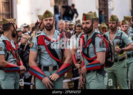 Les membres de la Légion étrangère espagnole se préparent à mener une procession du Vendredi Saint à la semaine Sainte ou à la Semana Santa, 6 avril 2023 à Ronda, Espagne. Ronda, établie pour la première fois au 6th siècle avant Jésus-Christ, organise des processions de la semaine Sainte depuis plus de 500 ans. Crédit : Richard Ellis/Richard Ellis/Alay Live News Banque D'Images