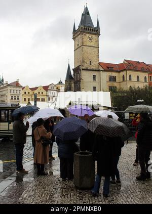 Personnes (touristes) avec parasols sous la pluie à la place de la Vieille ville à Prague, République Tchèque, 14 avril 2023. (CTK photo/Milos Ruml) Banque D'Images