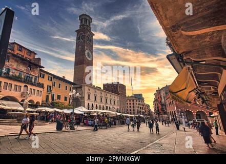 Vérone, Italie 11 avril 2023 : une photographie à couper le souffle de la place de la ville de Vérone au coucher du soleil, avec le ciel peint dans des teintes chaudes et vibrantes Banque D'Images