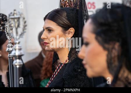 Les femmes espagnoles portant une couverture noire de la tête de dentelle de mantilla se préparent à prendre part à une procession du Vendredi Saint à la semaine Sainte ou à Semana Santa, 6 avril 2023 à Ronda, Espagne. Ronda, établie pour la première fois au 6th siècle avant Jésus-Christ, organise des processions de la semaine Sainte depuis plus de 500 ans. Crédit : Richard Ellis/Richard Ellis/Alay Live News Banque D'Images