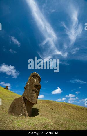 L'un des Moai sur l'île de Pâques sur le site de Tongariki, Chili ; île de Pâques, Isla de Pascua, Chili Banque D'Images