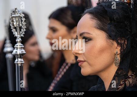 Les femmes espagnoles portant une couverture noire de la tête de dentelle de mantilla se préparent à prendre part à une procession du Vendredi Saint à la semaine Sainte ou à Semana Santa, 6 avril 2023 à Ronda, Espagne. Ronda, établie pour la première fois au 6th siècle avant Jésus-Christ, organise des processions de la semaine Sainte depuis plus de 500 ans. Crédit : Richard Ellis/Richard Ellis/Alay Live News Banque D'Images