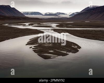 Rivière tressée descend du glacier ; Spitzberg, Svalbard, Norvège Banque D'Images