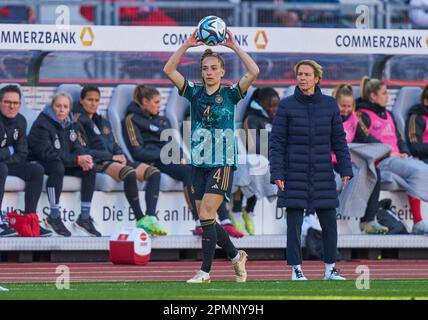 Sophia Kleinherne, DFB 4 Martina Voss-Tecklenburg, entraîneur, chef d'équipe femmes DFB, dans le match amical des femmes DFB ALLEMAGNE - BRÉSIL 1-2 préparation pour les Championnats du monde WM 2023 en Australie, Nouvelle-Zélande, saison 2022/2023, le 11 avril 2023 à Nuremberg, Allemagne. © Peter Schatz / Alamy Live News Banque D'Images