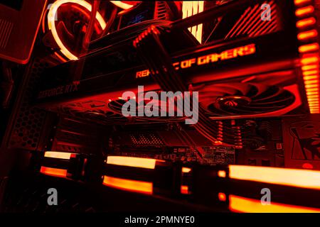 Milan, Italie 14 avril 2023 : présentez les dernières technologies avec cette image détaillée du nouveau câblage GPU à 12 broches dans un jeu magnifiquement éclairé Banque D'Images