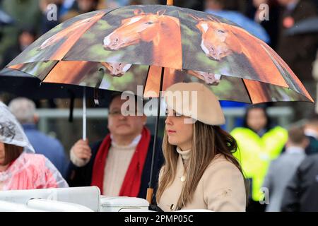 Les Racegoers se rangent à l'abri de la pluie lors du grand festival national de Randox 2023 Ladies Day à l'hippodrome d'Aintree, Liverpool, Royaume-Uni, 14th avril 2023 (photo de Conor Molloy/News Images) Banque D'Images