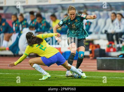 Sydney LOHMANN, DFB 8 concourent pour le ballon, s'attaquer, duel, header, zweikampf, Action, lutte contre Antonia Silva, femmes BRA 2 dans le match amical des femmes DFB ALLEMAGNE - BRÉSIL 1-2 préparation pour les Championnats du monde WM 2023 en Australie, Nouvelle-Zélande, saison 2022/2023, le 11 avril 2023 à Nuremberg, Nuremberg, Allemagne. © Peter Schatz / Alamy Live News Banque D'Images