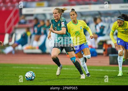 Sydney LOHMANN, DFB 8 concourent pour le ballon, s'attaquer, duel, header, zweikampf, Action, lutte contre Antonia Silva, femmes BRA 2 Gabrielle Potilho, femmes BRA 15 dans le match amical des femmes DFB ALLEMAGNE - BRÉSIL 1-2 préparation pour les Championnats du monde WM 2023 en Australie, Nouvelle-Zélande, saison 2022/2023, le 11 avril 2023 à Nuremberg, Nuremberg, Allemagne. © Peter Schatz / Alamy Live News Banque D'Images